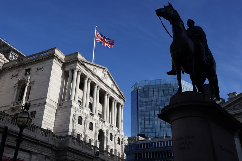 &copy; Reuters. 　英中央銀行は１６日、政策金利を０．２５％ポイント引き上げ１．２５％とすると発表した。写真は中銀の建物。２０２１年１０月ロンドンで撮影（２０２２年　ロイター/Tom Nicholson）