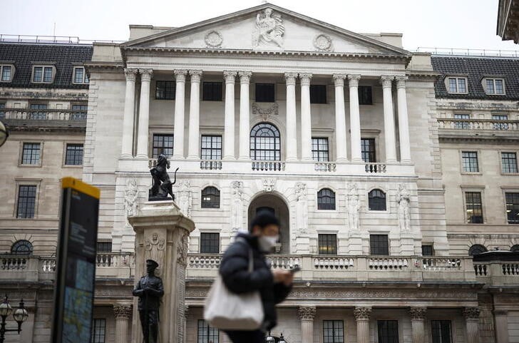 © Reuters. FILE PHOTO: A person walks past the Bank of England in the City of London financial district in London, Britain, January 23, 2022. REUTERS/Henry Nicholls/File Photo