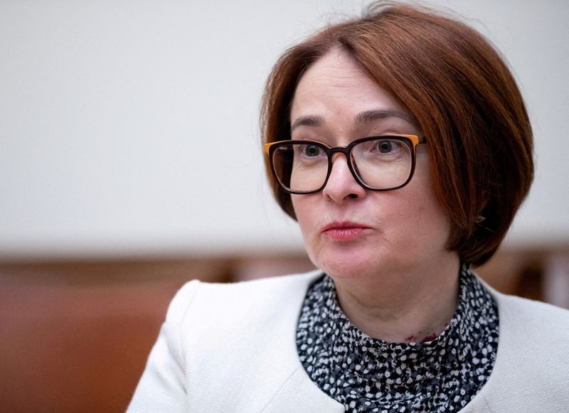 &copy; Reuters. FOTO DE ARCHIVO. Elvira Nabiullina, gobernadora del Banco Central de Rusia, habla durante una entrevista en Moscú, Rusia. 27 de junio de 2019. REUTERS/Evgenia Novozhenina