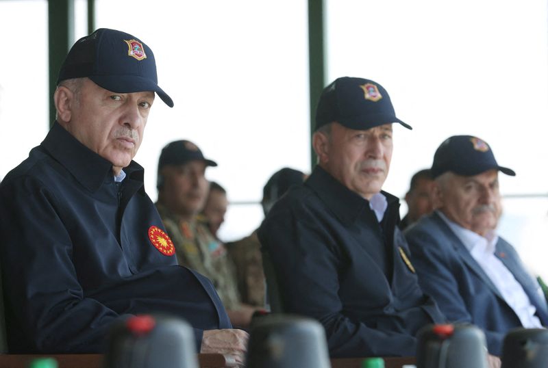 &copy; Reuters. الرئيس التركي رجب طيب إردوغان ووزير الدفاع التركي خلوصي أكار يتابعان تدريبات عسكرية قرب إزمير في تركيا يوم 9 يونيو 2022. 
(صورة لرويترز ويتم تو