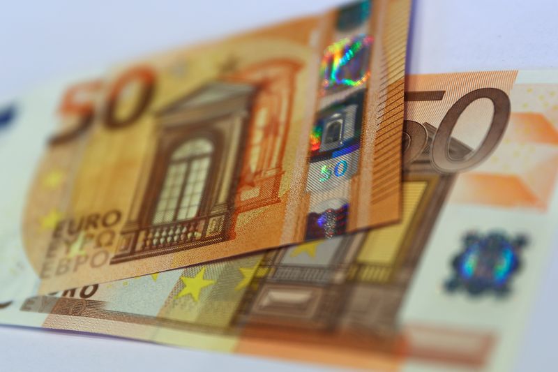 &copy; Reuters. FILE PHOTO: The German Central Bank (Bundesbank) presents 50 euro banknote at its headquarters in Frankfurt, Germany, March 16, 2017.     REUTERS/Kai Pfaffenbach 