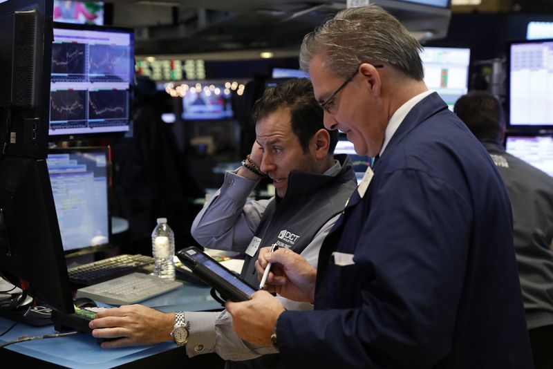 &copy; Reuters. La Bourse de New York a ouvert en nette baisse jeudi. Dans les premiers échanges, l'indice Dow Jones perd soit 2,37%. /Photo d'archives/REUTERS/Lucas Jackson
