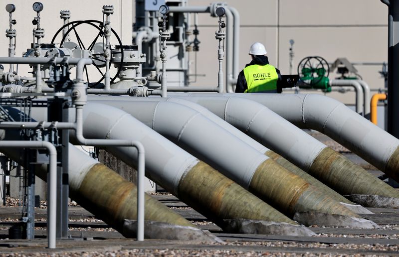 © Reuters. FILE PHOTO: Pipes at the landfall facilities of the 'Nord Stream 1' gas pipeline are pictured in Lubmin, Germany, March 8, 2022. REUTERS/Hannibal Hanschke