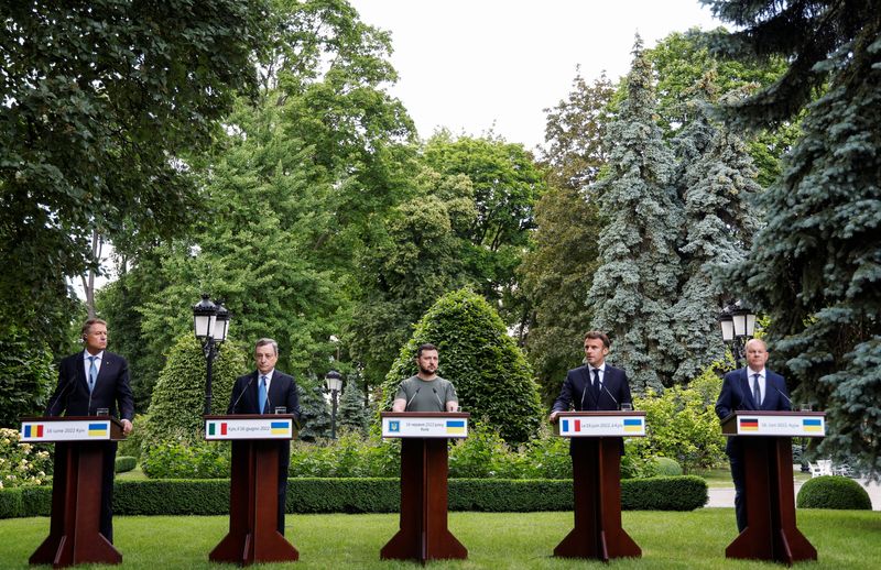 &copy; Reuters. Il presidente francese Macron, il cancelliere tedesco Scholz, il presidente del Consiglio Draghi e il presidente rumeno Iohannis a Kiev con il presidente ucraino Zelensky.  REUTERS/Valentyn Ogirenko 