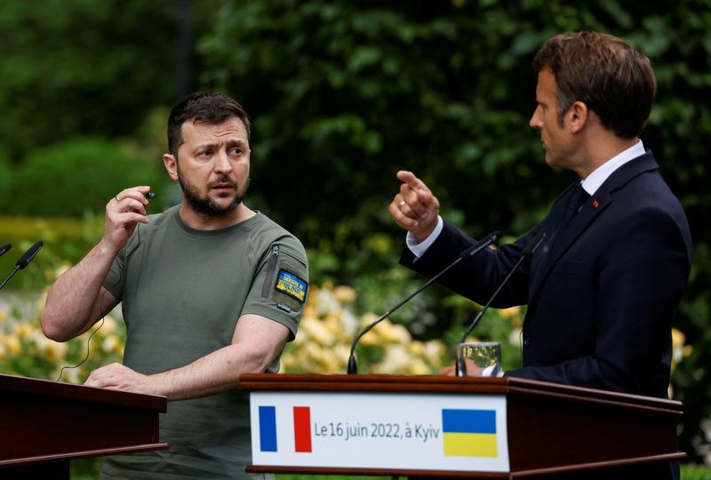 &copy; Reuters. الرئيس الفرنسي إيمانويل ماكرون (إلى اليمين) وبجواره الرئيس الأوكراني فولوديمير زيلينسكي في مؤتمر صحفي في كييف يوم الخميس. تصوير: فالنتين او