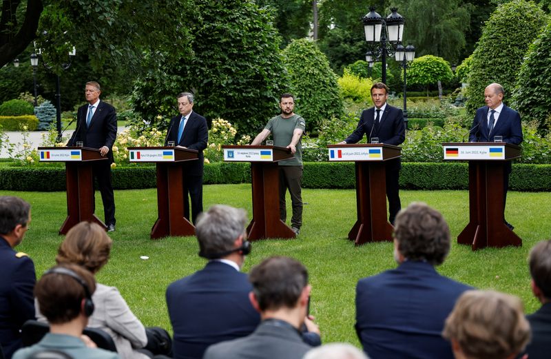 © Reuters. French President Emmanuel Macron, German Chancellor Olaf Scholz, Italian Prime Minister Mario Draghi, Romanian President Klaus Iohannis and Ukrainian President Volodymyr Zelenskiy attend a joint news conference, as Russia's attack on Ukraine continues, in Kyiv, Ukraine June 16, 2022.  REUTERS/Valentyn Ogirenko 