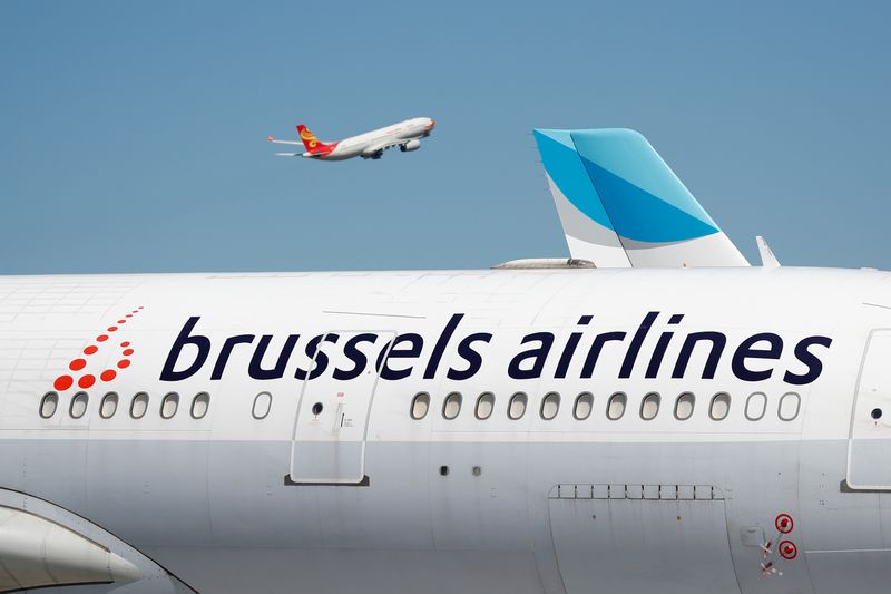 &copy; Reuters. Les pilotes et personnels de cabine de la compagnie aérienne nationale belge, Brussels Airlines, ont déposé jeudi un préavis de grève du 23 au 25 juin. /Photo d'archives/REUTERS/François Lenoir