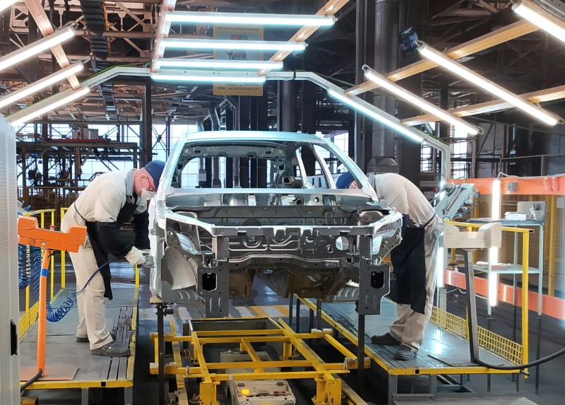 © Reuters. FILE PHOTO: Employees work at the assembly line of the LADA Izhevsk automobile plant, part of the Avtovaz Group, in Izhevsk, Russia, February 22, 2022. REUTERS/Gleb Stolyarov/File Photo 