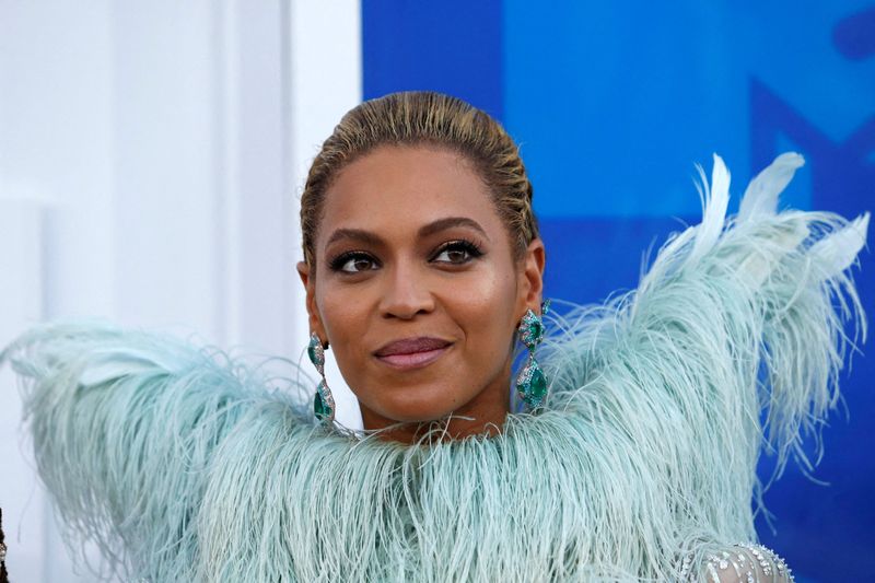 &copy; Reuters. FOTO DE ARCHIVO: Cantante Beyoncé en los premios MTV 2016  28 de agosto de 2016.  REUTERS/Eduardo Munoz