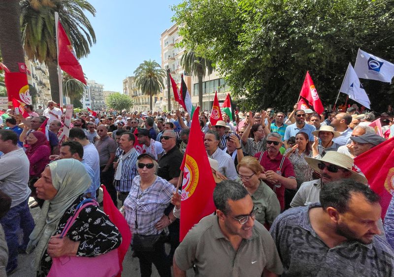 &copy; Reuters. Une grève nationale à l'appel de l'Union générale tunisienne du travail (UGTT), syndicat fort de plus d'un million d'adhérents, pour protester contre le projet de réforme économique du gouvernement tunisien a paralysé jeudi la majeure partie au pa