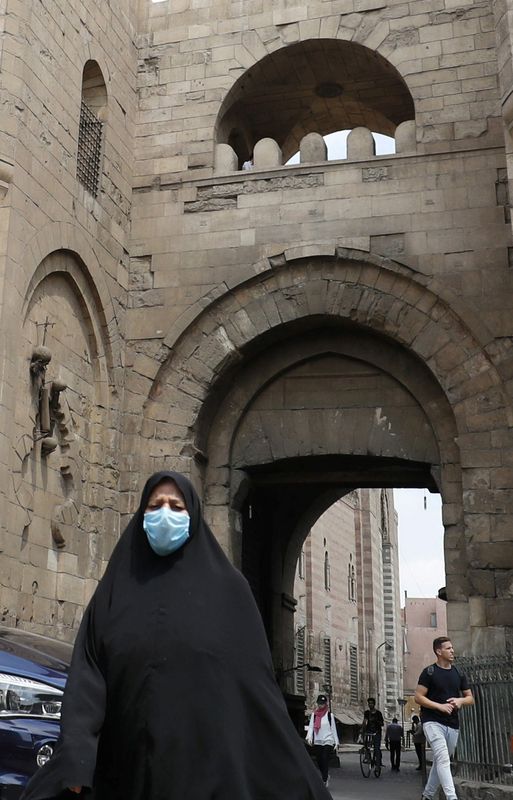 &copy; Reuters. امرأة تضع كمامة للوقاية من فيروس كورونا في القاهرة يوم الخامس من سبتمبر أيلول 2021. تصوير: عمرو عبد الله دلش - رويترز .
