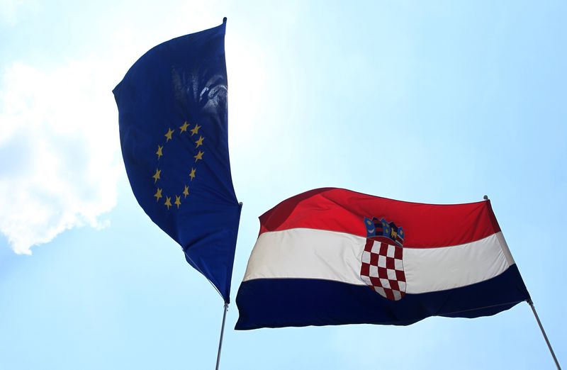 &copy; Reuters. L'Eurogroupe a apporté jeudi son soutien à la candidature de la Croatie pour adopter l'euro comme devise, ouvrant la voie à une intégration du pays des Balkans dans la zone euro, dont il deviendrait le 20e Etat membre, au début de l'an prochain. /Pho