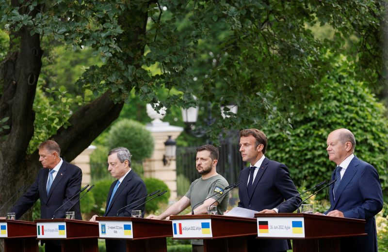 &copy; Reuters. زعماء ألمانيا وفرنسا وإيطاليا خلال مؤتمر صحفي مع الرئيس الأوكراني فولوديمير زيلينسكي في كييف يوم الخميس. تصوير: فالنتين اوجيرينكو - رويترز.