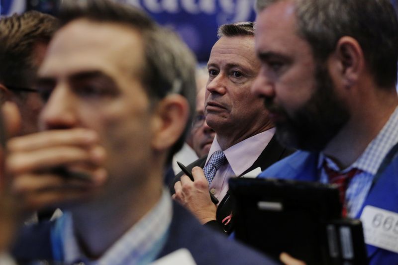 &copy; Reuters. La Bourse de New York a fini en baisse jeudi. L'indice Dow Jones a cédé -2,42%. /Photo d'archives/REUTERS/Lucas Jackson