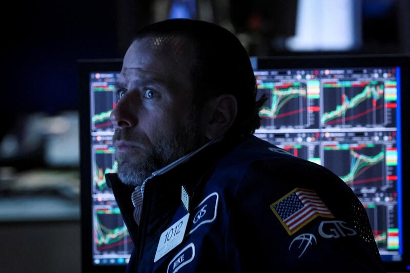 &copy; Reuters. 米国株式市場は急落し、ダウ工業株３０種が終値で３万ドルを割り込んだ。３月撮影（２０２２年　ロイター/Brendan McDermid）