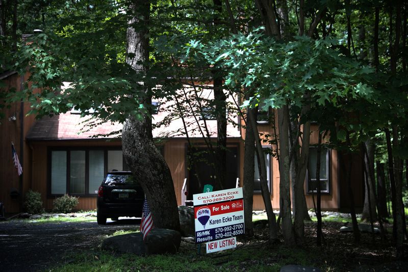 &copy; Reuters. A home for sale is seen in the Penn Estates development where most of the homeowners are underwater on their mortgages in East Stroudsburg, Pennsylvania, U.S., June 20, 2018.   REUTERS/Mike Segar