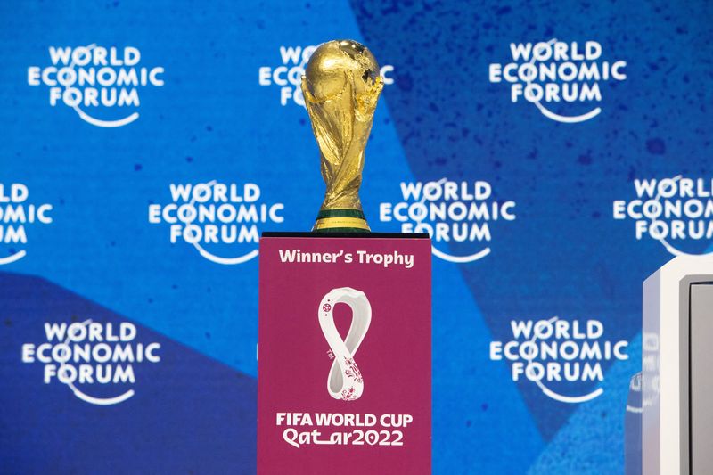 &copy; Reuters. كأس العالم معروضة في منتدى ديفوس بسويسرا يوم 23 مايو ايار 2022. تصوير: ارند فيجمان - رويترز.