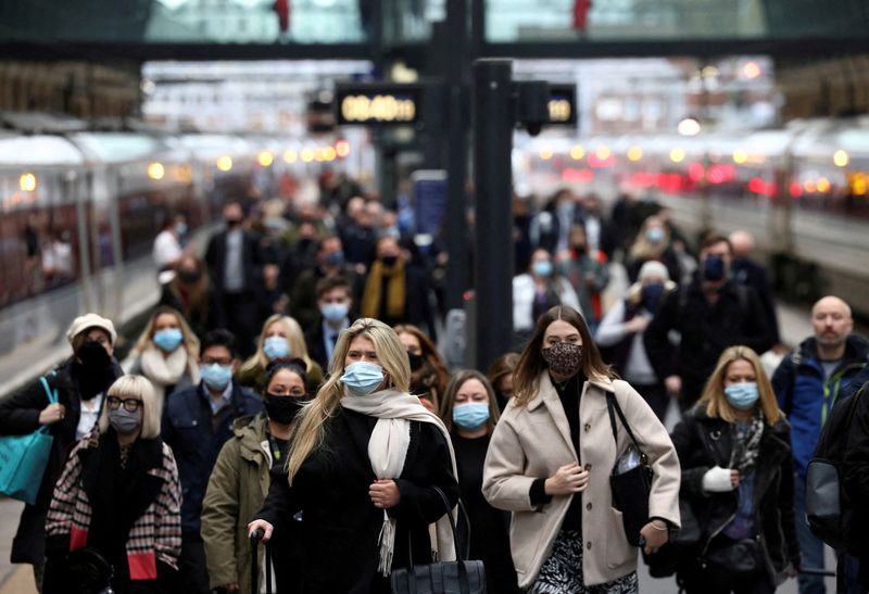 &copy; Reuters. FILE PHOTO: People walk along a platform at Kings Cross train station during morning rush hour, amid the coronavirus disease (COVID-19) outbreak in London, Britain, December 1, 2021. REUTERS/Henry Nicholls