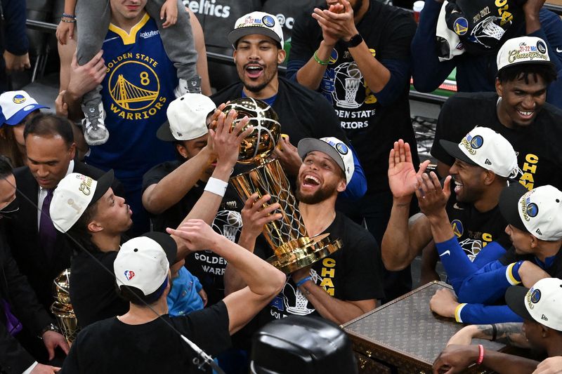 © Reuters. Jun 16, 2022; Boston, Massachusetts, USA; Golden State Warriors guard Stephen Curry (30) holds up the Larry O'Brien Trophy after defeating the Boston Celtics in game six of the 2022 NBA Finals at TD Garden. Mandatory Credit: Bob DeChiara-USA TODAY Sports