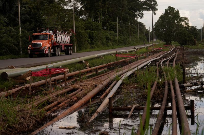 &copy; Reuters. Oil and gas pipelines are pictured on the side of a road near a state-owned oil company Petroecuado's plant in Lago Agrio, Ecuador May 3, 2022. Picture taken May 3, 2022. REUTERS/Santiago Arcos