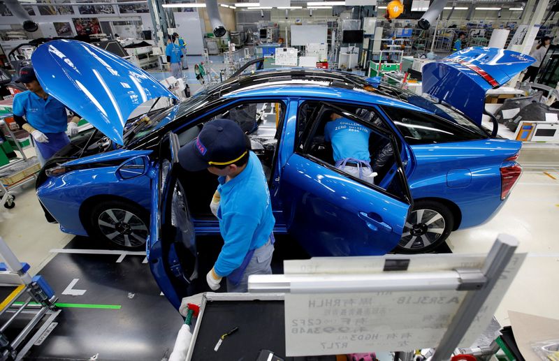 © Reuters. FILE PHOTO: Employees of Toyota Motor Corp. work on an assembly line at the company's Motomachi plant in Toyota, Aichi prefecture, Japan May 17, 2018. Picture taken May 17, 2018.  REUTERS/Issei Kato/File Photo/File Photo