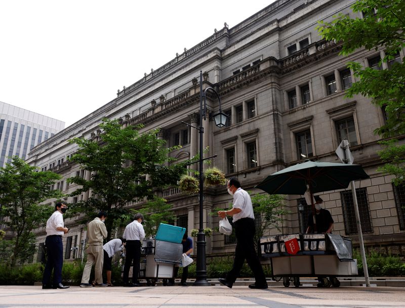 © Reuters. People buy their lunches from street vendors in front of the headquarters of Bank of Japan in Tokyo, Japan, June 17, 2022. REUTERS/Kim Kyung-Hoon