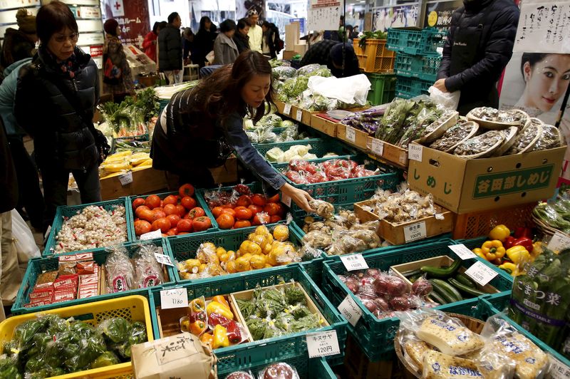 &copy; Reuters. FILE PHOTO: A shopper looks at packs of vegetables at a market at a shopping district in Tokyo, Japan, December 6, 2015.  REUTERS/Yuya Shino