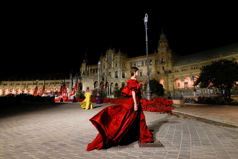 &copy; Reuters. Modelos presentan trajes de Christian Dior durante un desfile para desvelar la colección 2023, en Sevilla, España. 16 de junio de 2022. REUTERS/Marcelo del Pozo