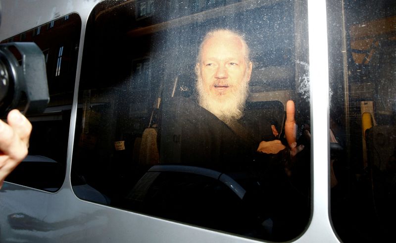 &copy; Reuters. FOTO DE ARCHIVO: El fundador de WikiLeaks, Julian Assange, en un furgón policial, después de haber sido detenido por la policía británica, en Londres, Reino Unido, el 11 de abril de 2019. REUTERS/Henry Nicholls