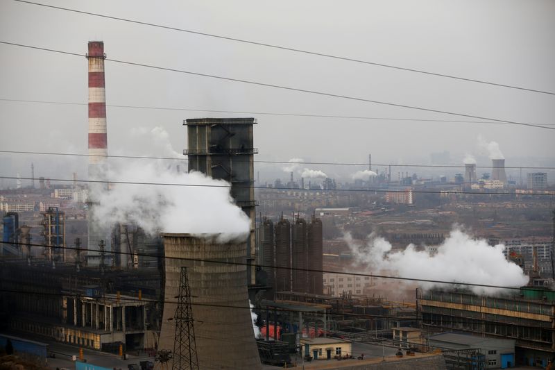 &copy; Reuters. FOTO DE ARCHIVO. Torres de refrigeración emiten vapor y las chimeneas se agitan en una zona industrial en Wu'an, provincia de Hebei, China. 20 de febrero de 2017. REUTERS/Thomas Peter