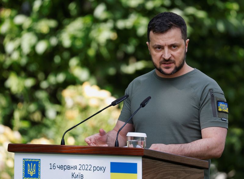 &copy; Reuters. La Commission européenne recommandera ce vendredi que l'Ukraine et la Moldavie se voient accorder le statut de candidats pour adhérer à l'Union européenne. /Photo prise le 16 juin 2022/REUTERS/Valentyn Ogirenko