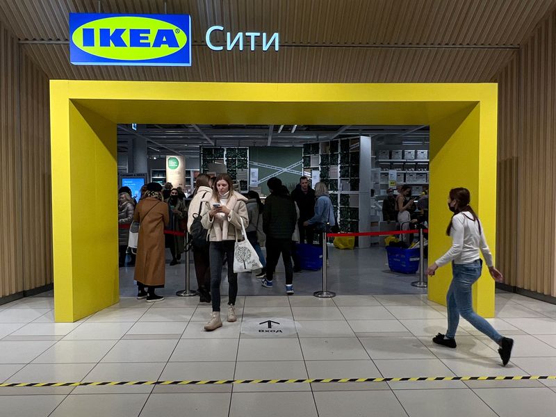 &copy; Reuters. FILE PHOTO: Customers walk in IKEA store, in Moscow, Russia, March 3, 2022.  REUTERS/Staff/File Photo