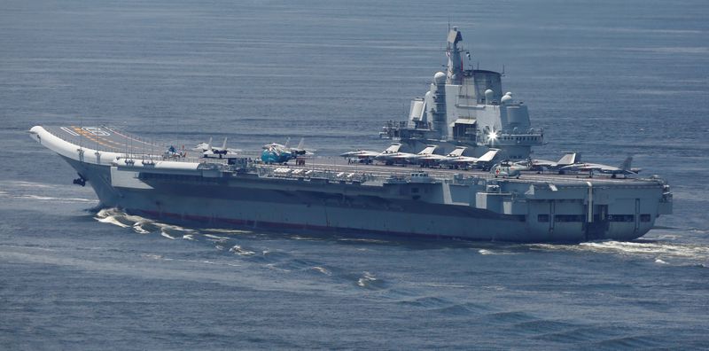 &copy; Reuters. Un porte-avions chinois, le Liaoning, quitte Hong Kong. La Chine a officiellement lancé vendredi son troisième porte-avions, auquel elle a donné le nom de Fujian, celui de la province située en face de Taïwan. /Photo d'archives/REUTERS/Bobby Yip