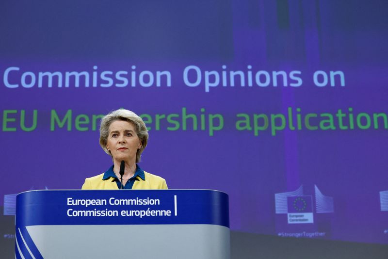 © Reuters. European Commission President Ursula von der Leyen attends a news conference, with European Commissioner for Neighbourhood and Enlargement Oliver Varhelyi, after a meeting of the College of European Commissioners addressing its opinion on Ukraine's EU candidate status, in Brussels, Belgium June 17, 2022. REUTERS/Yves Herman