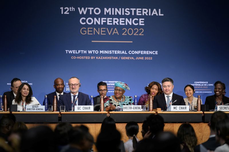 &copy; Reuters. Diretora-geral da OMC, Ngozi Okonjo-Iweala, faz discurso na sessão de encerramento de conferência ministerial da OMC em Genebra.
17/06/2022. Fabrice Coffrini/Pool via REUTERS