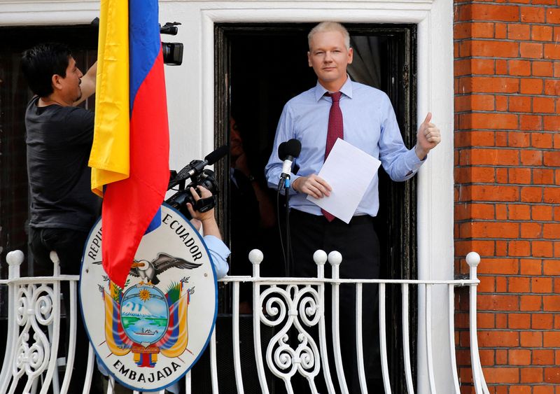 &copy; Reuters. FOTO DE ARCHIVO. El fundador de WikiLeaks, Julian Assange, se prepara para hablar desde el balcón de la embajada de Ecuador, en Londres, Reino Unido. 19 de agosto de 2012. REUTERS/Chris Helgren