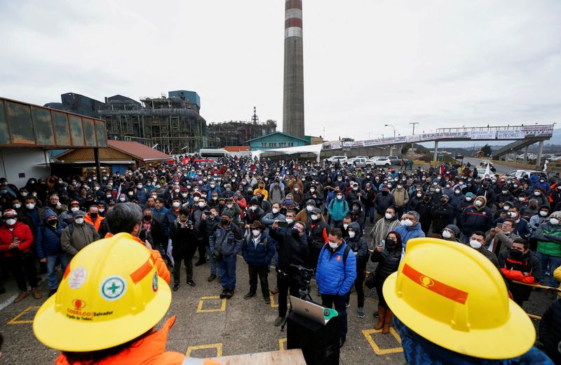 &copy; Reuters. Trabajadores de la fundición Ventanas de la chilena Codelco se manifiestan afuera de su lugar de trabajo, en Ventanas, Chile, el 14 de junio de 2022. REUTERS/Rodrigo Garrido