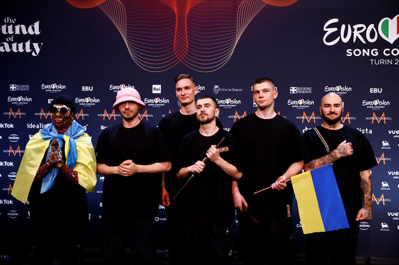 &copy; Reuters. Kalush Orchestra, le groupe ukrainien qui a remporté l'Eurovision 2022. L'Eurovision ne pourra avoir lieu en Ukraine en 2023 à cause de la guerre, a déclaré vendredi l'Union européenne de radio-télévision. /Photo prise le 15 mai 2022/REUTERS/Yara N