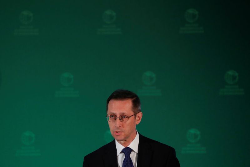 &copy; Reuters. FOTO DE ARCHIVO: El ministro de Finanzas húngaro, Mihály Varga, durante una conferencia de negocios en Budapest, Hungría, 19 de febrero de 2022. REUTERS/Bernadett Szabo