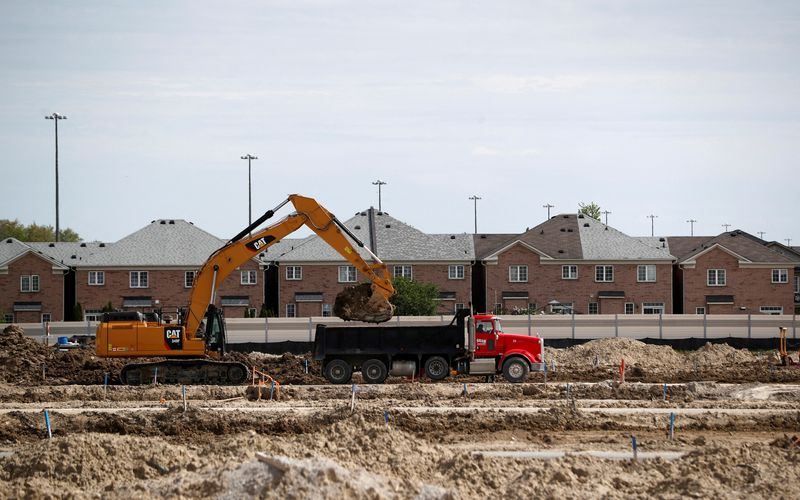 &copy; Reuters. FILE PHOTO: Construction workers build homes on a lot in Vaughan, a suburb of Toronto with an active real estate market, on May 24, 2017. REUTERS/Mark Blinch/File Photo