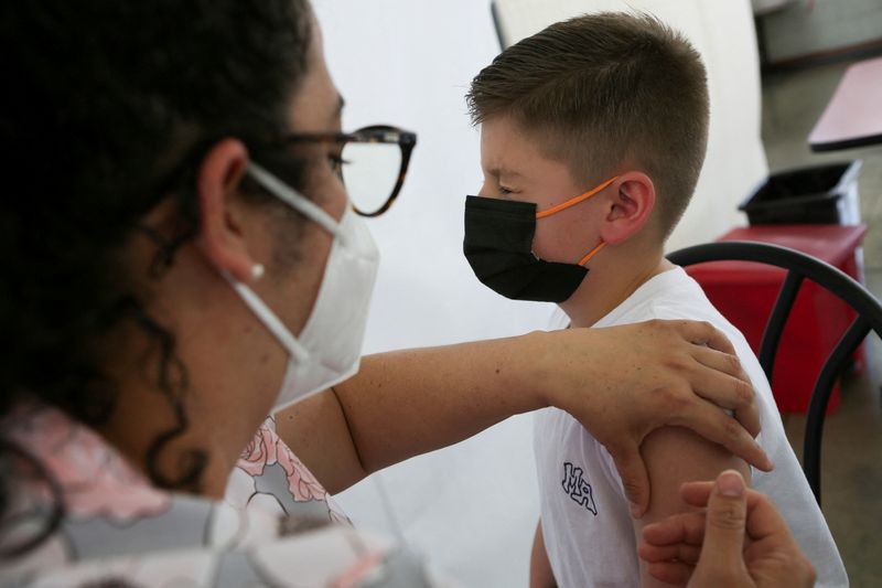 &copy; Reuters. FILE PHOTO: A child is administered a dose of the Pfizer-BioNTech coronavirus disease (COVID-19) pediatric vaccine, in San Jose, Costa Rica February 23, 2022. REUTERS/Mayela Lopez