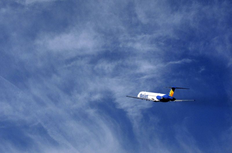 &copy; Reuters. FILE PHOTO - An Allegiant Air MD-83 passenger jet takes off from the Monterey airport in Monterey, California, February 26, 2012.  REUTERS/Michael Fiala
