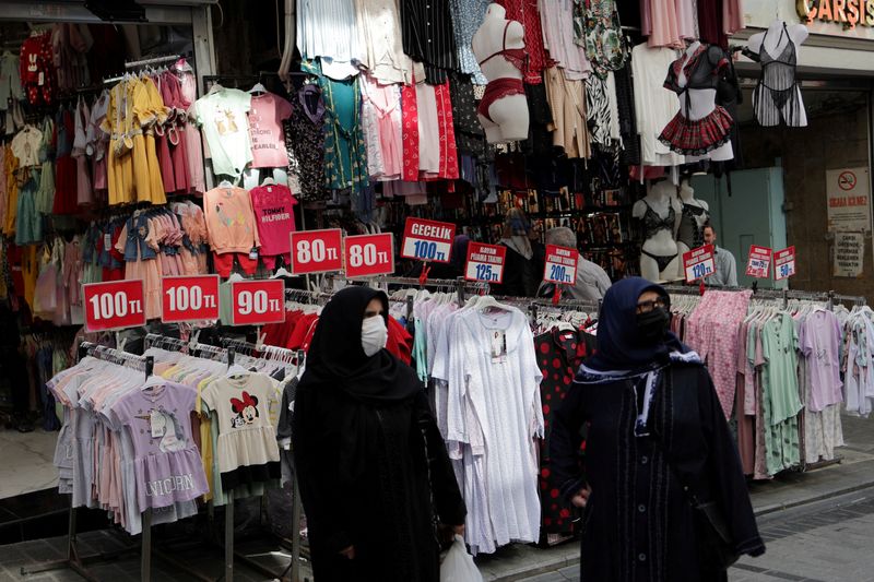 &copy; Reuters. FILE PHOTO: People stroll at Mahmutpasa street, a middle-class shopping area, in Istanbul, Turkey May 6, 2022. REUTERS/Murad Sezer