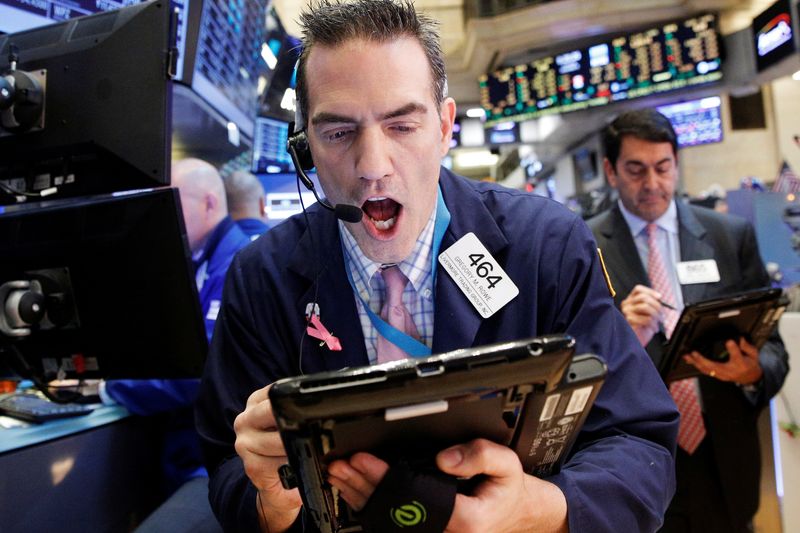 &copy; Reuters. La Bourse de New York a ouvert en hausse vendredi. Dans les premiers échanges, l'indice Dow Jones gagne 0,27%. /Photo d'archives/REUTERS/Brendan McDermid