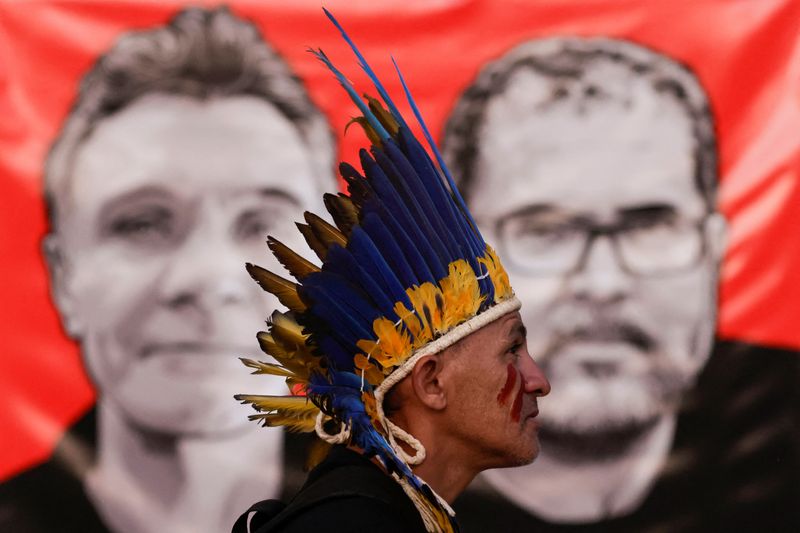 &copy; Reuters. Manifestante em frente a imagem de jornalista britânico Dom Phillips e de indigenista Bruno Pereira em Brasília
15/06/2022 REUTERS/Ueslei Marcelino