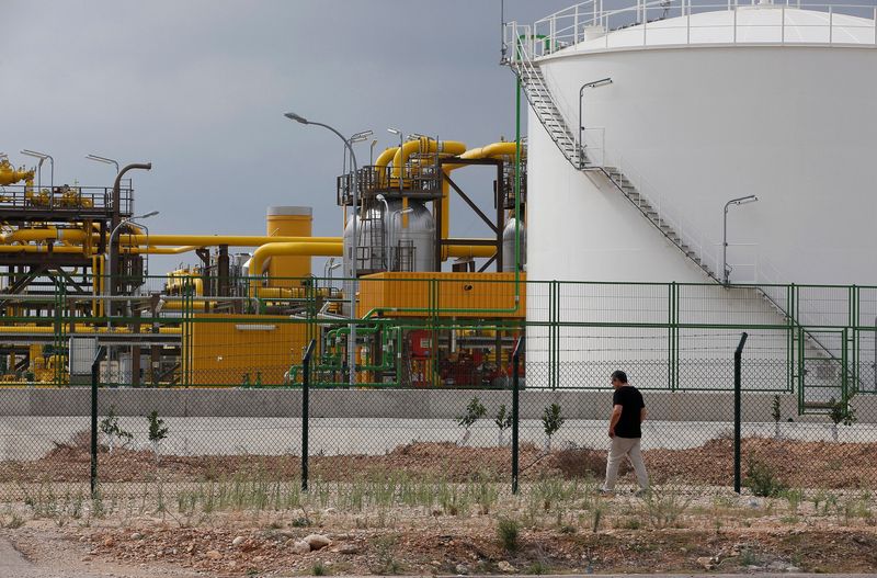 &copy; Reuters. FILE PHOTO: A man walks near the Ignacio Perez operations plant, part of the European Investment-bank backed Castor gas storage project, near Alcanar, eastern Spain, October 4, 2013. REUTERS/Gustau Nacarino/File Photo