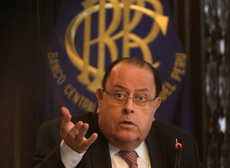 &copy; Reuters. Imagen de archivo del presidente del Banco Central de Reserva del Perú, Julio Velarde, asistiendo a una conferencia de prensa en Lima