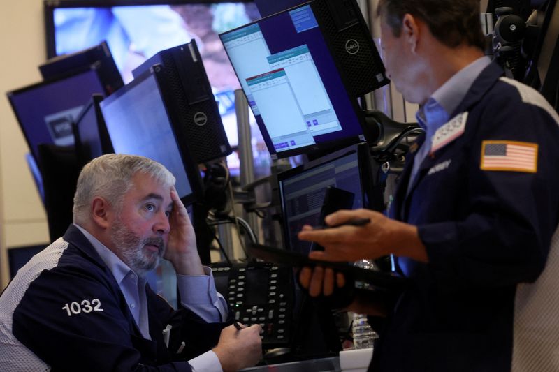 © Reuters. Traders work on the floor of the New York Stock Exchange (NYSE) in New York City, U.S., June 16, 2022.  REUTERS/Brendan McDermid