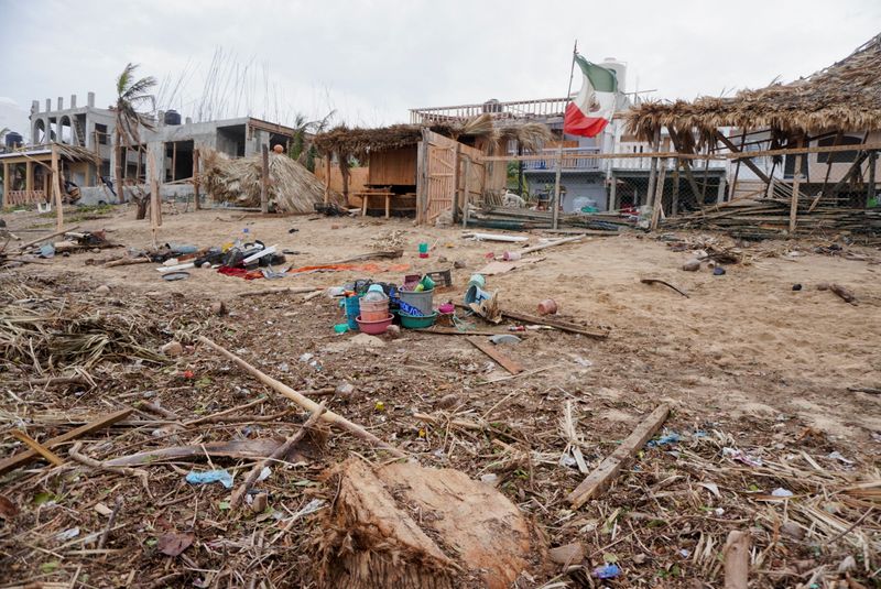 © Reuters. Praia coberta de lixo e detritos após passagem do furacão Agatha, em Zipolite, Estado de Oaxaca, México
01/06/2022
REUTERS/Jose de Jesus Cortes