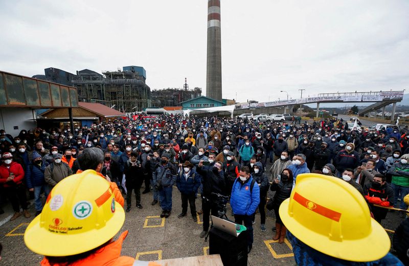 &copy; Reuters. FILE PHOTO: Workers of Codelco's Ventanas copper smelter take part in a rally in support of their job positions, after authorities declared an environmental emergency in the region, pointing to the refinery as a possible cause of contamination along with 
